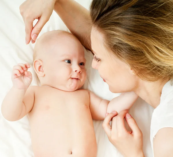 Mãe e bebê brincando e sorrindo — Fotografia de Stock