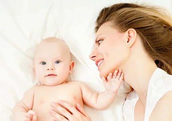 Moeder en baby spelen en glimlachen — Stockfoto