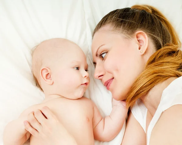 Mother and baby playing and smiling — Stock Photo, Image