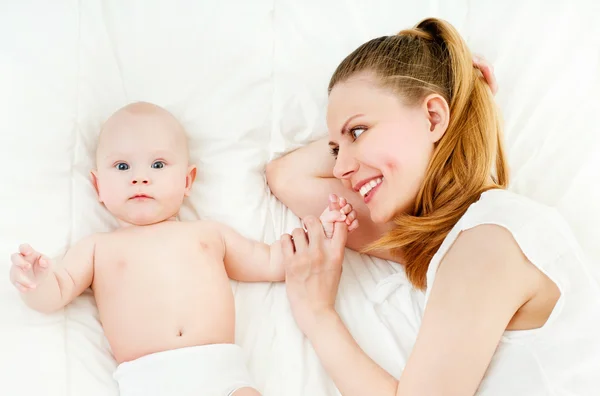 Mãe e bebê brincando e sorrindo — Fotografia de Stock