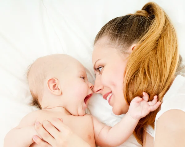 Mãe e bebê brincando e sorrindo — Fotografia de Stock