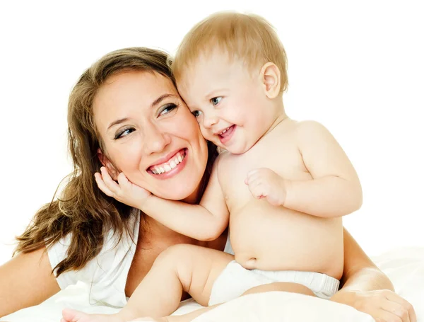 Mãe e bebê brincando e sorrindo — Fotografia de Stock