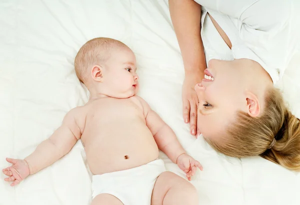 Mãe e bebê brincando e sorrindo — Fotografia de Stock