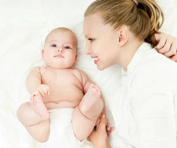 Mère et bébé jouer et sourire — Photo