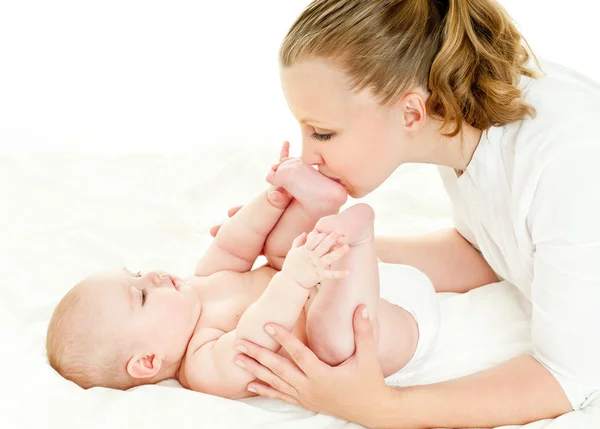 Mutter und Baby spielen und lächeln — Stockfoto