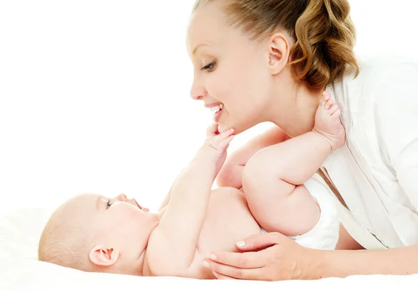 Mãe e bebê brincando e sorrindo — Fotografia de Stock