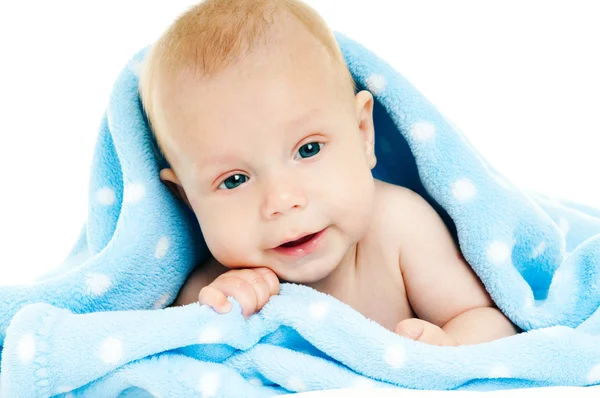 Bebé bajo una manta azul —  Fotos de Stock