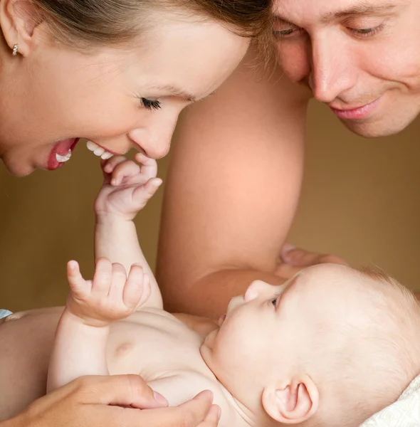 Gelukkig jonge gezin met baby — Stockfoto