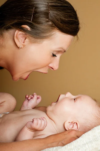 Mère et bébé jouer et sourire — Photo