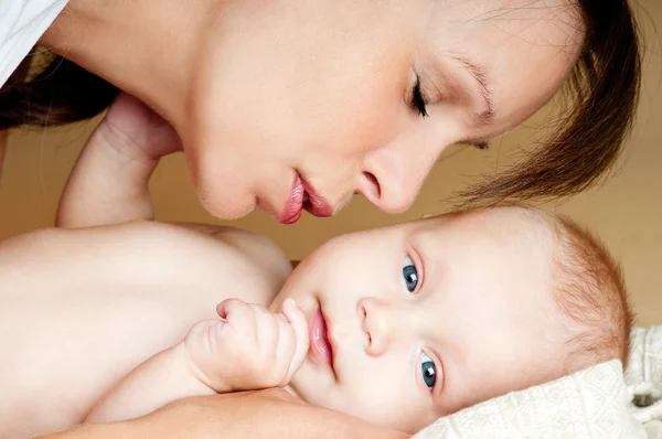 Mère et bébé jouer et sourire — Photo