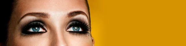 Olhos femininos com pestanas elegantes — Fotografia de Stock