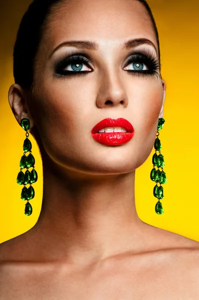 Портрет красивой женщины с профессиональным макияжем — стоковое фото