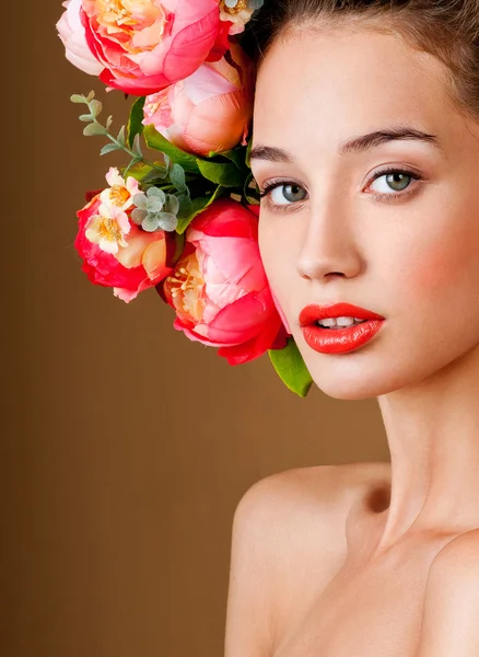 Modell med blommor i håret — Stockfoto