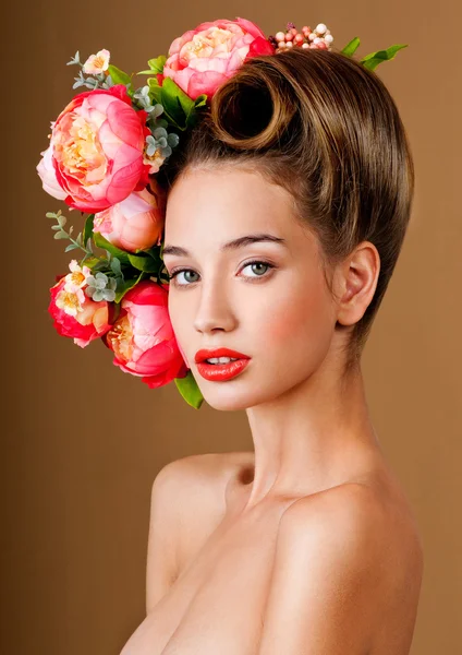 Modelka z kwiatami we włosach — Zdjęcie stockowe