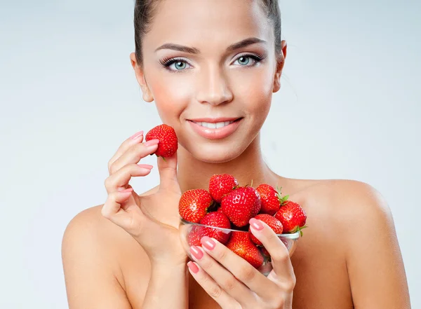 Fröhliches Mädchen mit Erdbeeren — Stockfoto