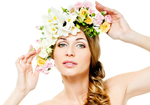 Modelo de moda con flores en el pelo —  Fotos de Stock