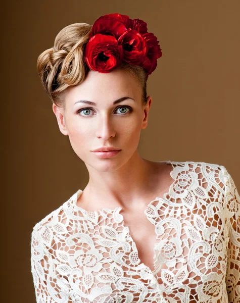 Modelo de moda con flores en el pelo — Foto de Stock