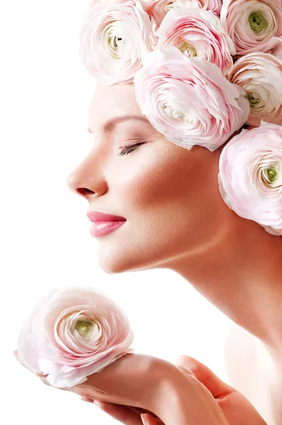 Modelo de moda con flores en el pelo —  Fotos de Stock