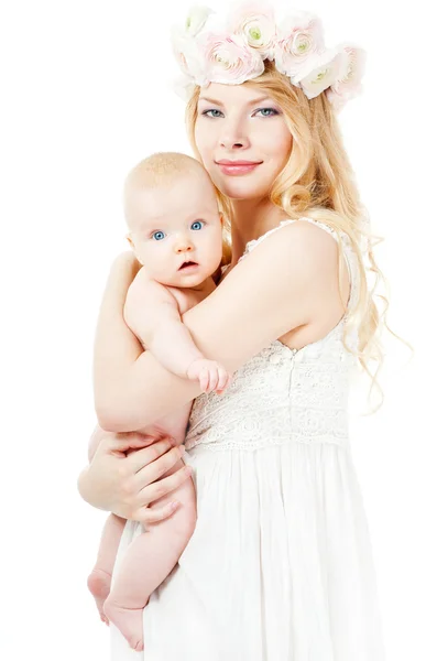 새끼를 안고 있는 어미 — 스톡 사진
