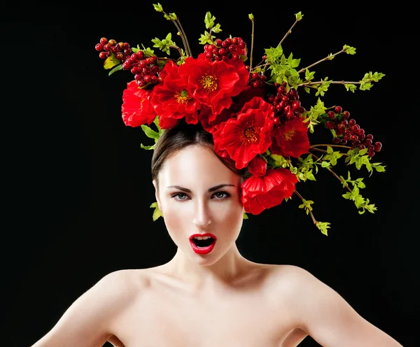 Modelo de moda con flores en el pelo — Foto de Stock