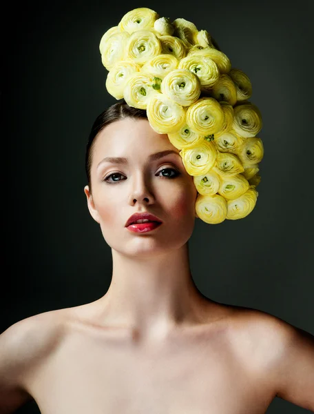 Modelo de moda com flores em seu cabelo — Fotografia de Stock