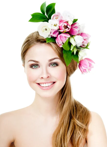 Modelka s květinami ve vlasech — Stock fotografie