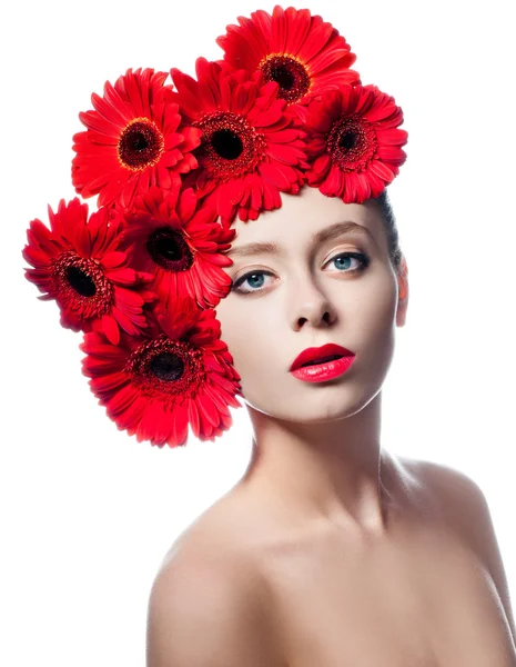 Modelo de moda con flores en el pelo — Foto de Stock