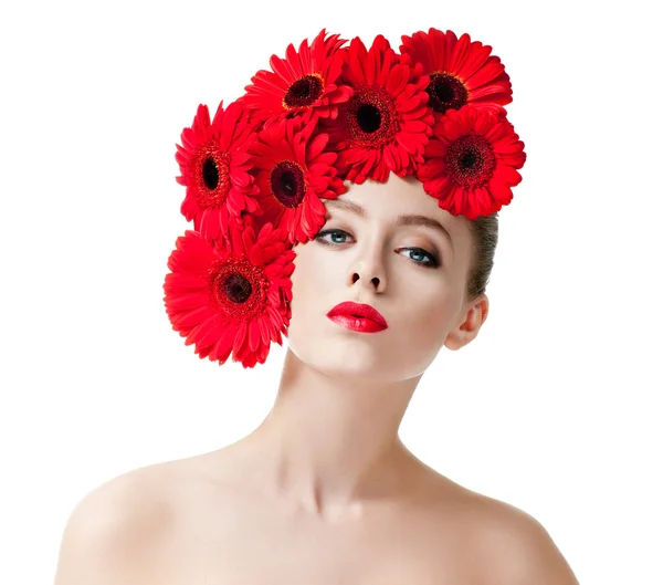 Divat-model, virágokkal a hajában — Stock Fotó