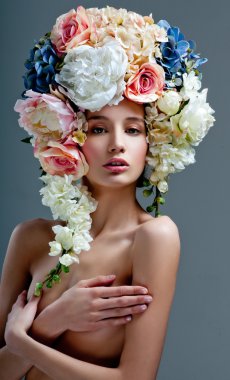 saçında çiçekler ile moda modeli
