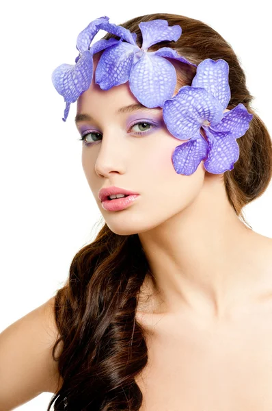 Modello con fiori di orchidea in capelli . — Foto Stock