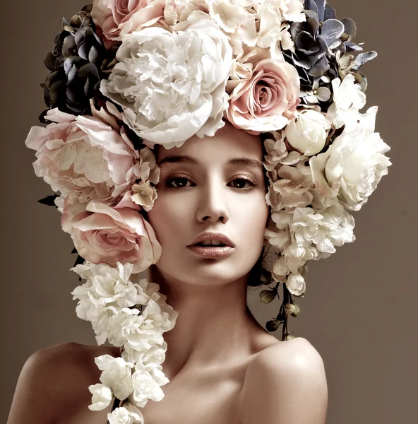 Modelo de moda com flores em seu cabelo — Fotografia de Stock