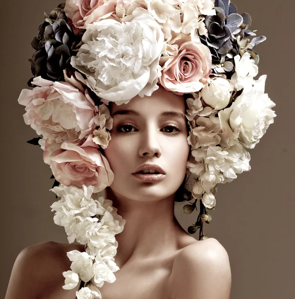 Modelo de moda con flores en el pelo — Foto de Stock