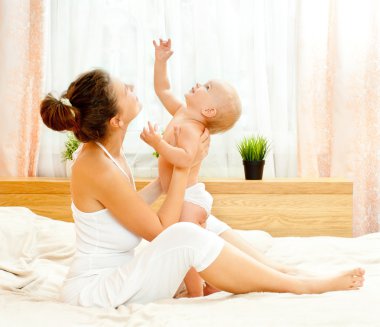 Anne ve bebek yatak oynarken