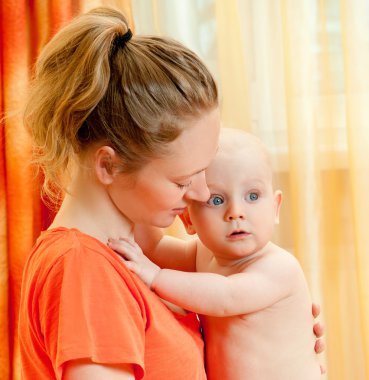 Anne ve bebek yatak oynarken