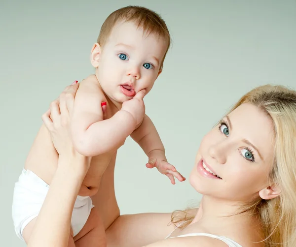 Gelukkig familie moeder en baby — Stockfoto