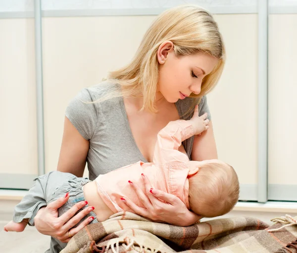 젊은 어머니 breastfeeds 그녀의 아기 — 스톡 사진