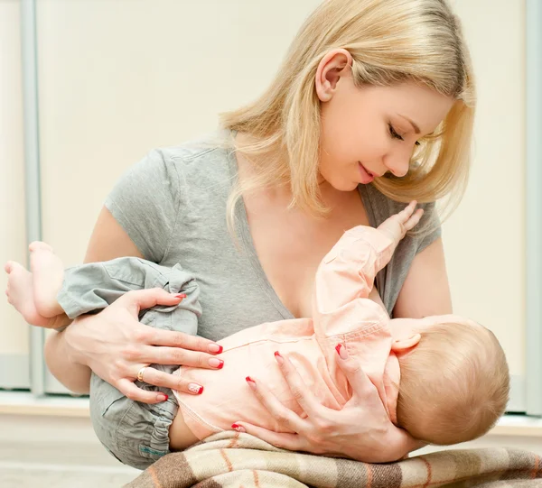 젊은 어머니 breastfeeds 그녀의 아기 — 스톡 사진