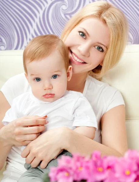 Feliz familia madre y bebé — Foto de Stock