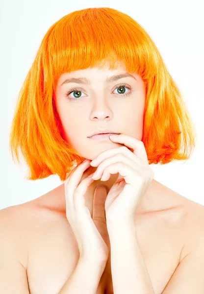 Bella ragazza con una parrucca rossa — Foto Stock