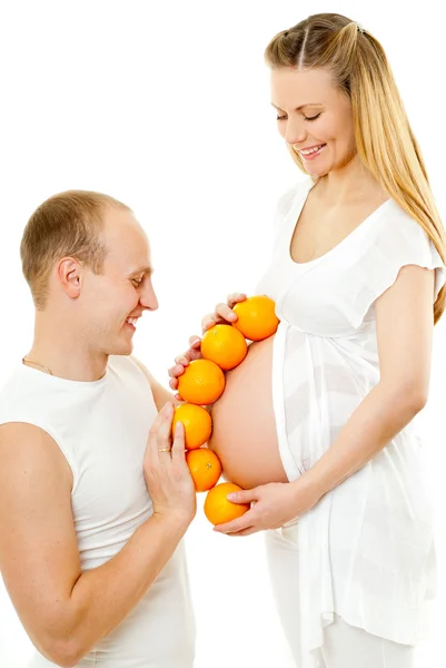 Молодая пара ждет ребенка — стоковое фото