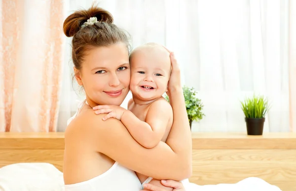 Mutter und Baby spielen im Bett — Stockfoto