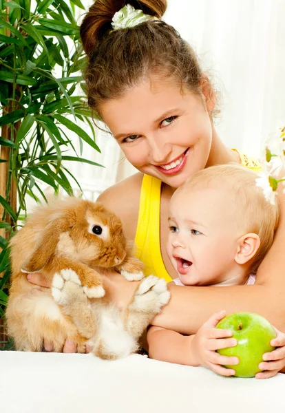 Madre con bebé y conejo — Foto de Stock