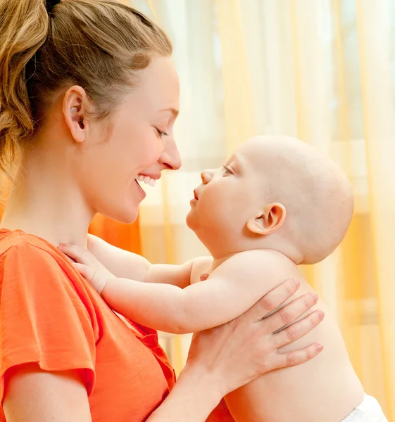 Mutter und Baby spielen im Bett — Stockfoto