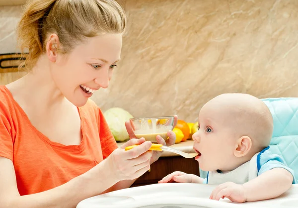 Madre cuchara alimenta a su hijo — Foto de Stock