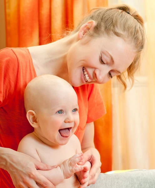 Mãe e bebê brincando na cama — Fotografia de Stock