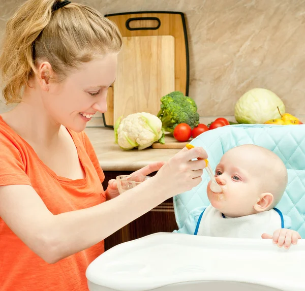 Mãe colher-alimenta seu filho — Fotografia de Stock