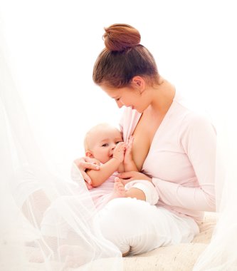 Genç breastfeeds bebeği anne.