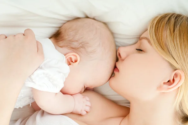 Jonge moeder breastfeeds haar baby — Stockfoto
