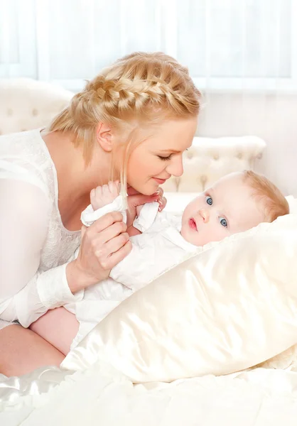 Jovem mãe com um bebê — Fotografia de Stock