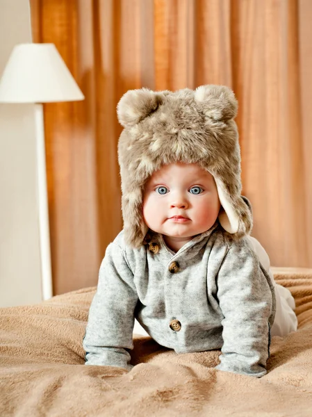 Bebé en sombrero de piel de invierno — Foto de Stock